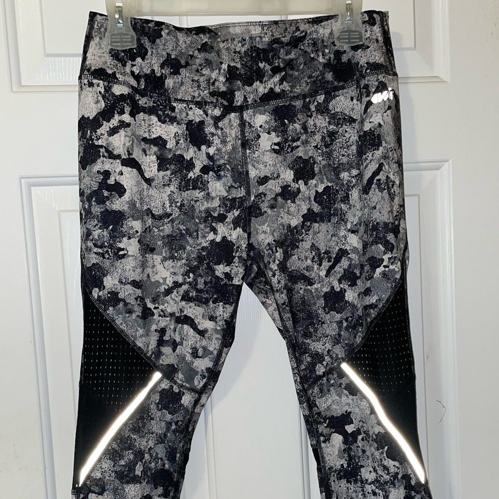 Avia black and gray camouflage workout leggings size M8-10